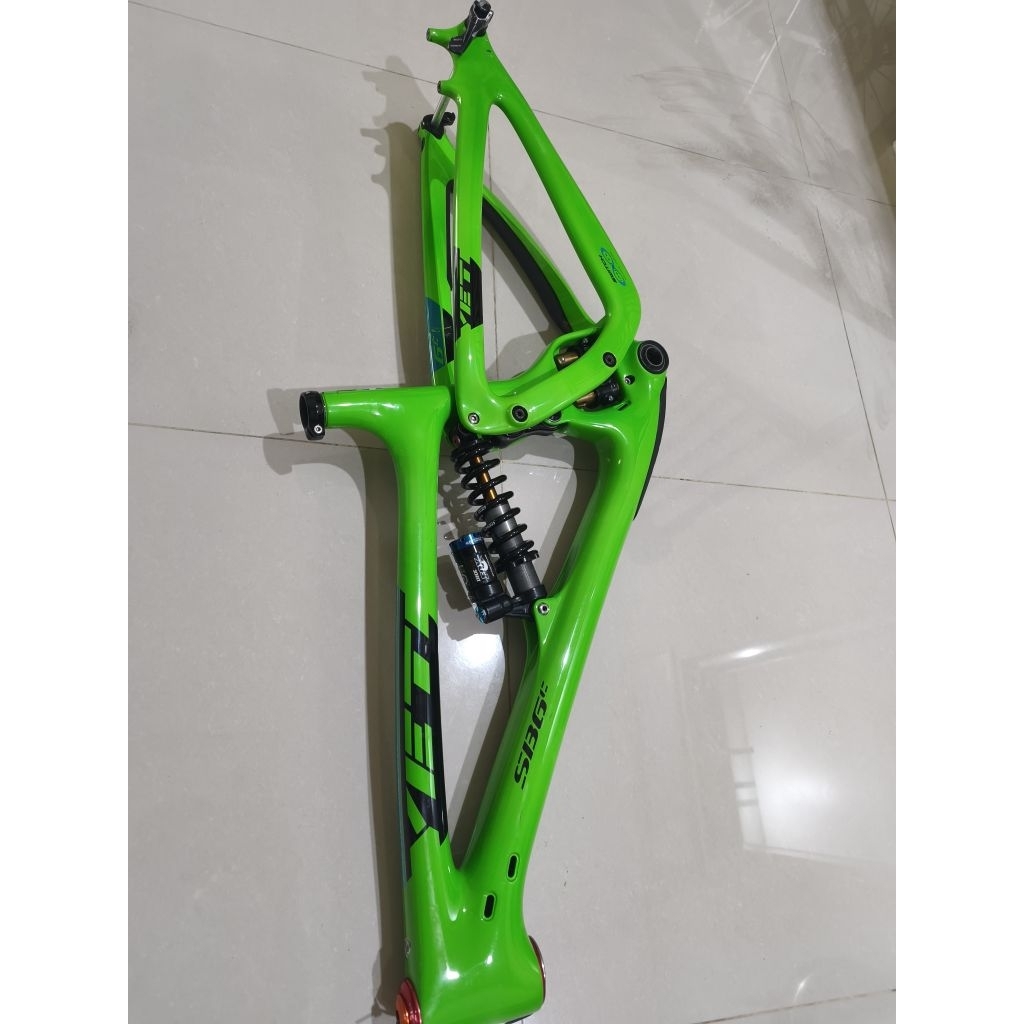 Frameset sepeda MTB YETI SB6C Carbon 27.5 boost size S ,rearshock FOX DHX RC4 ,Headset chrisking ,BB
