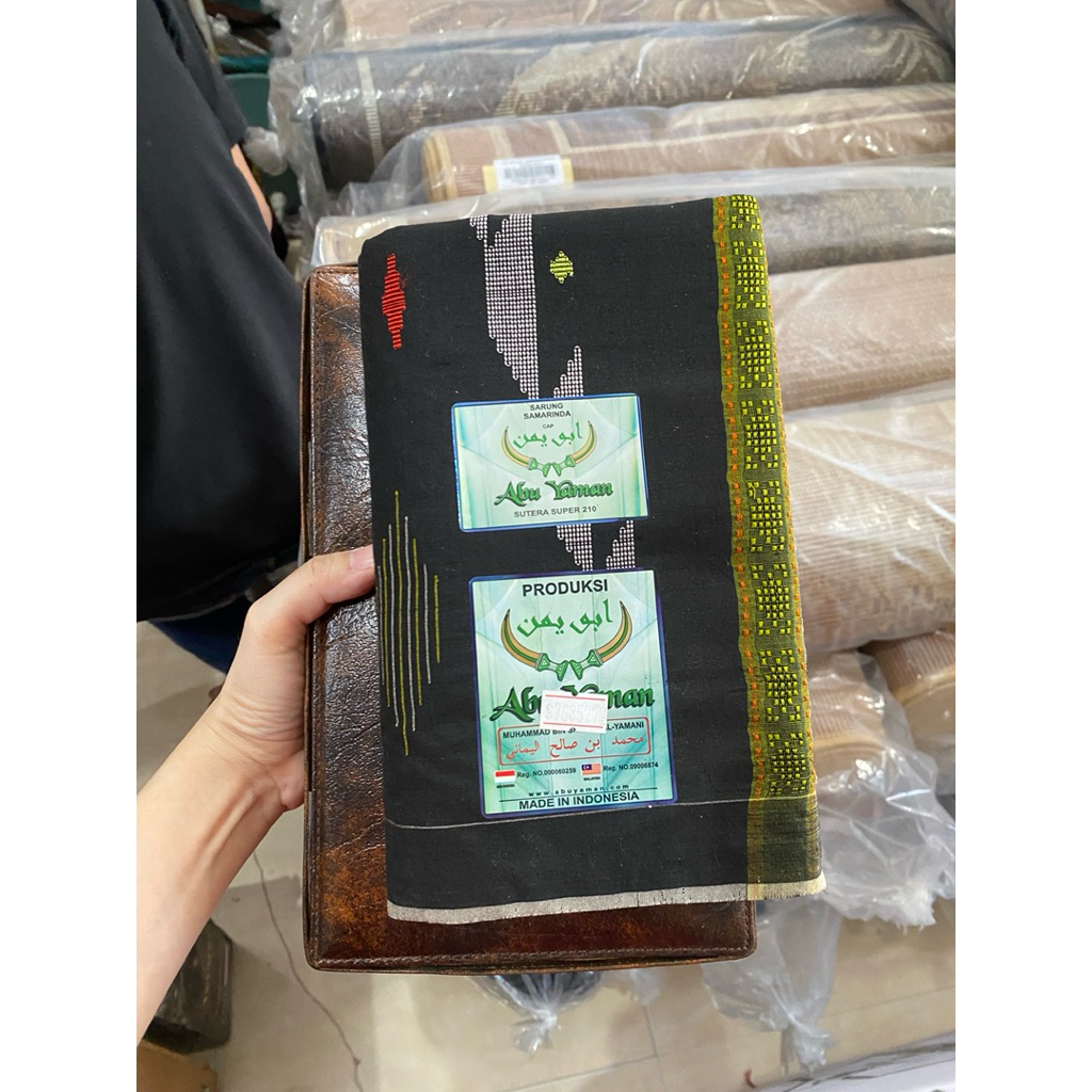 Sarung Abu Yaman Sutera Asli dus luar agak rusak Benang 210 Samarinda motif Songket Gunungan Timbul
