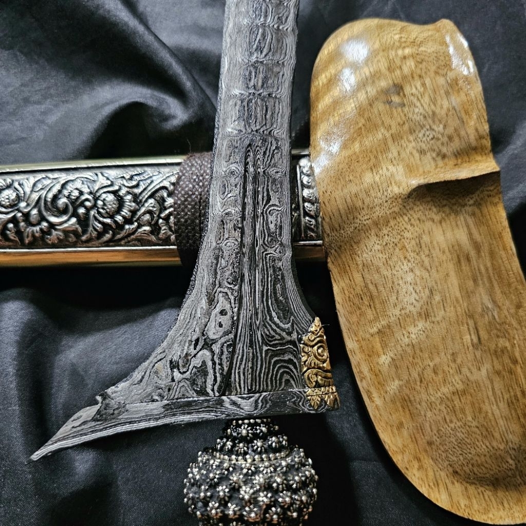 Keris Jalak Sangu Tumpeng Kinatah Makoro Pamor Melati