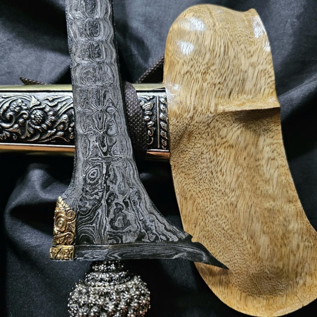 Keris Jalak Tilam Sari Kinatah Makoro Pamor Melati