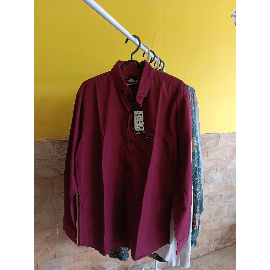 Kemeja Stussy Merah