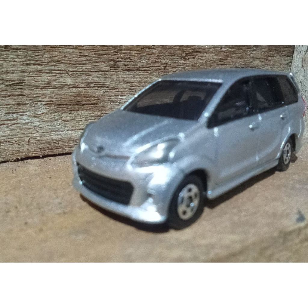 Tomica TOYOTA Avanza Veloz Silver metalic