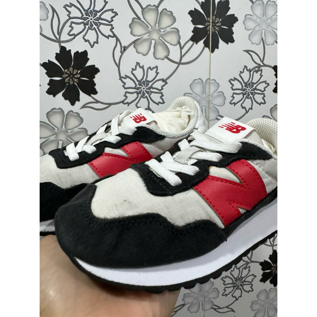sepatu anak casual NB