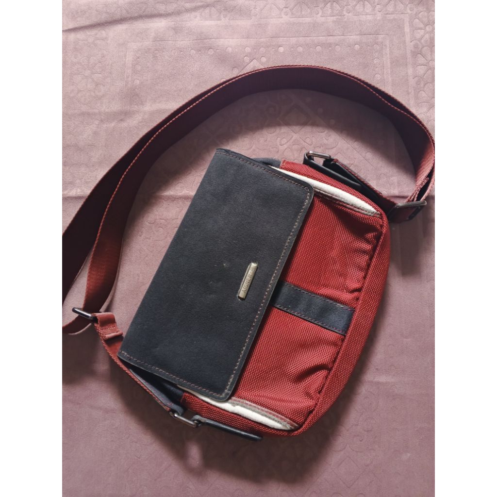 tas selempang pria aigner