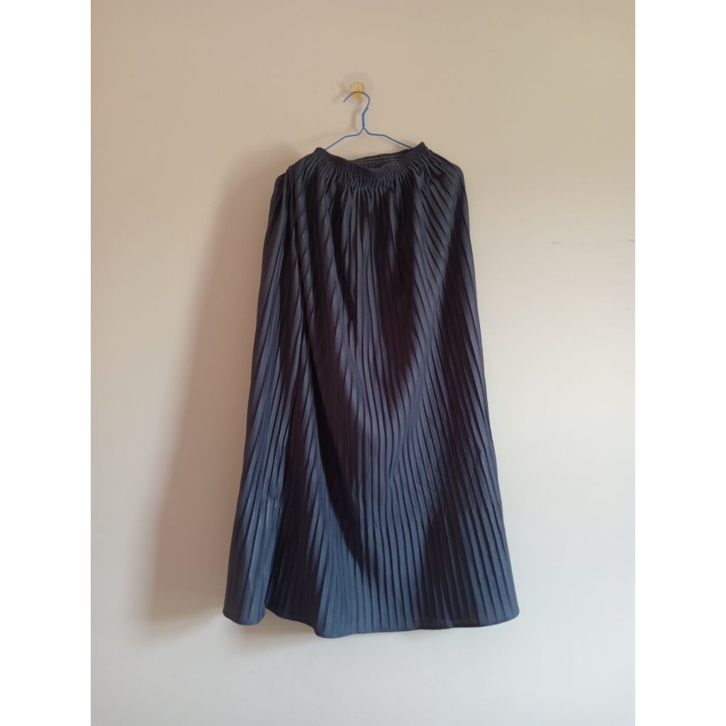 [PRELOVED] ROK PLISKET DARK GREY/ABU TUA