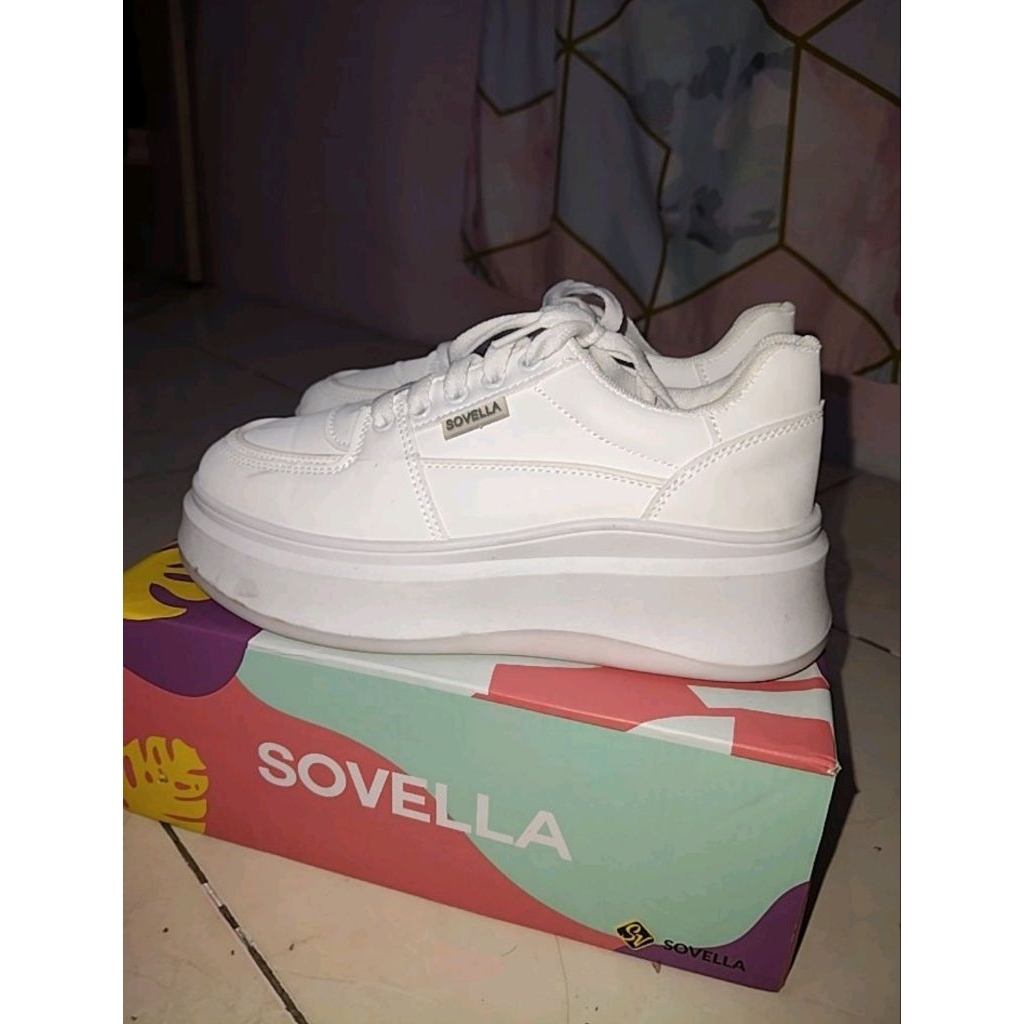 SovellaSepatuWanita