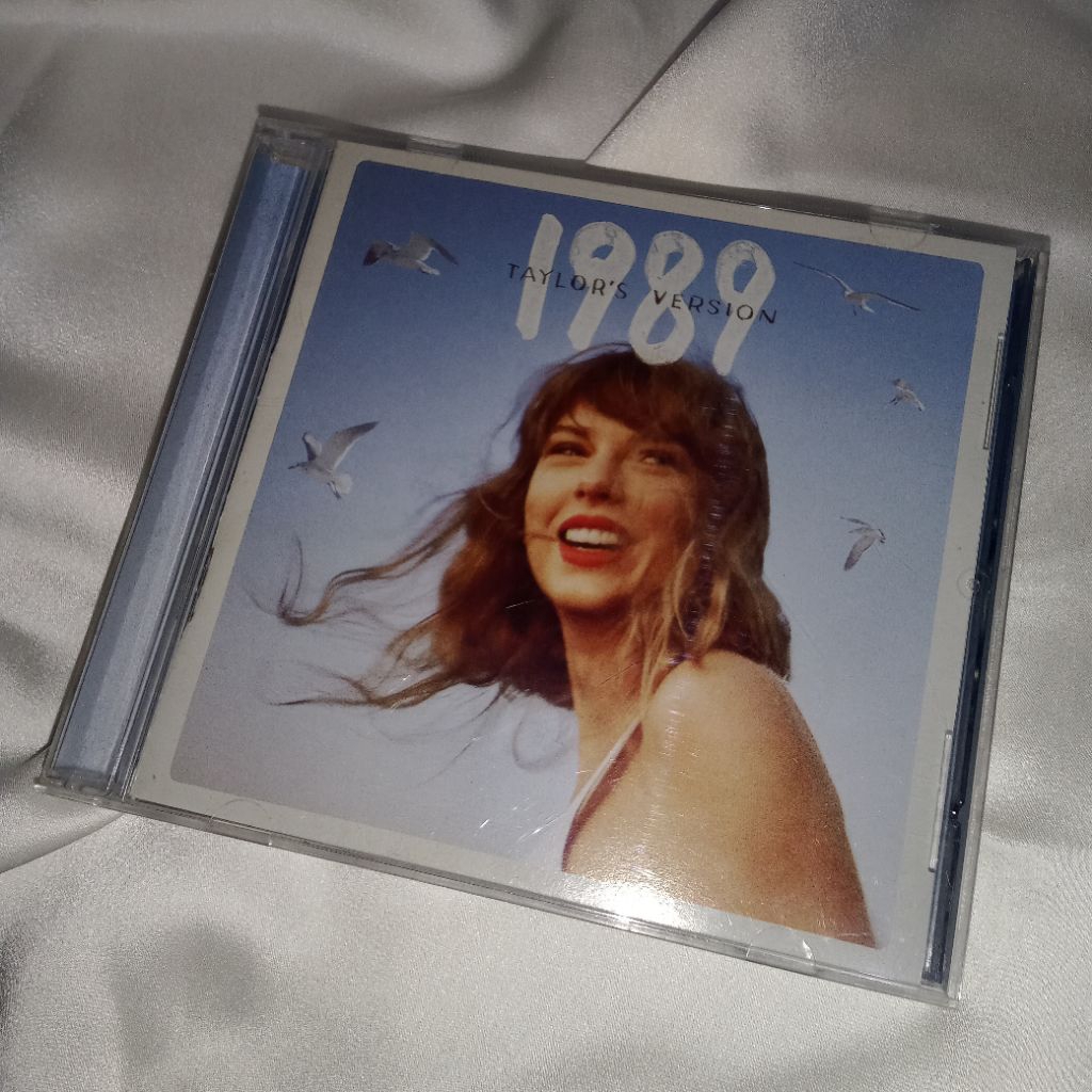 PRELOVED Original CD Taylor Swift - 1989 (Taylor's Version)