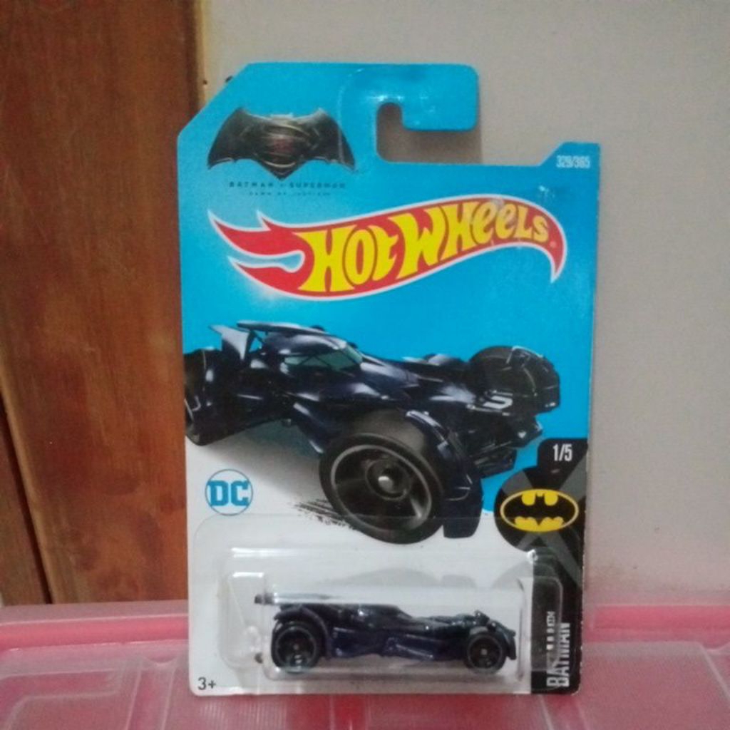 Hot Wheels Batman vs Superman Batmobile