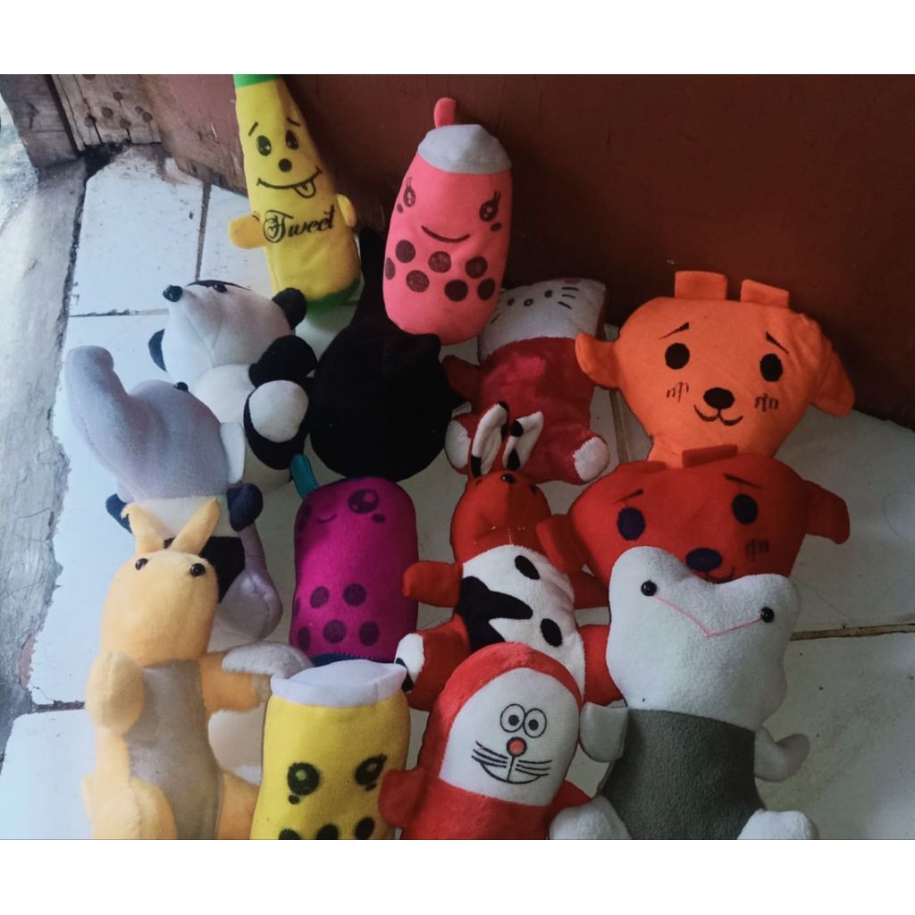 Boneka kecil mesin capit