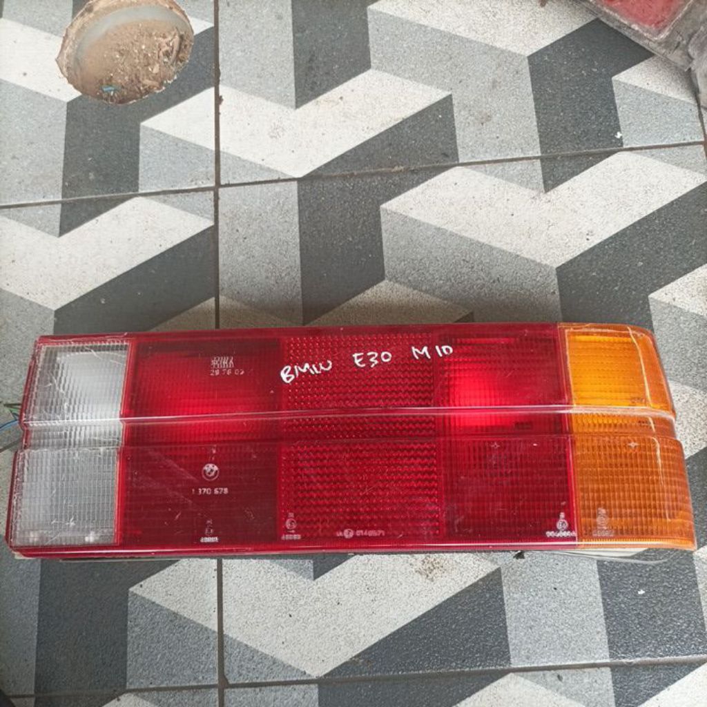 Stoplamp Kanan BMW E30 M10
