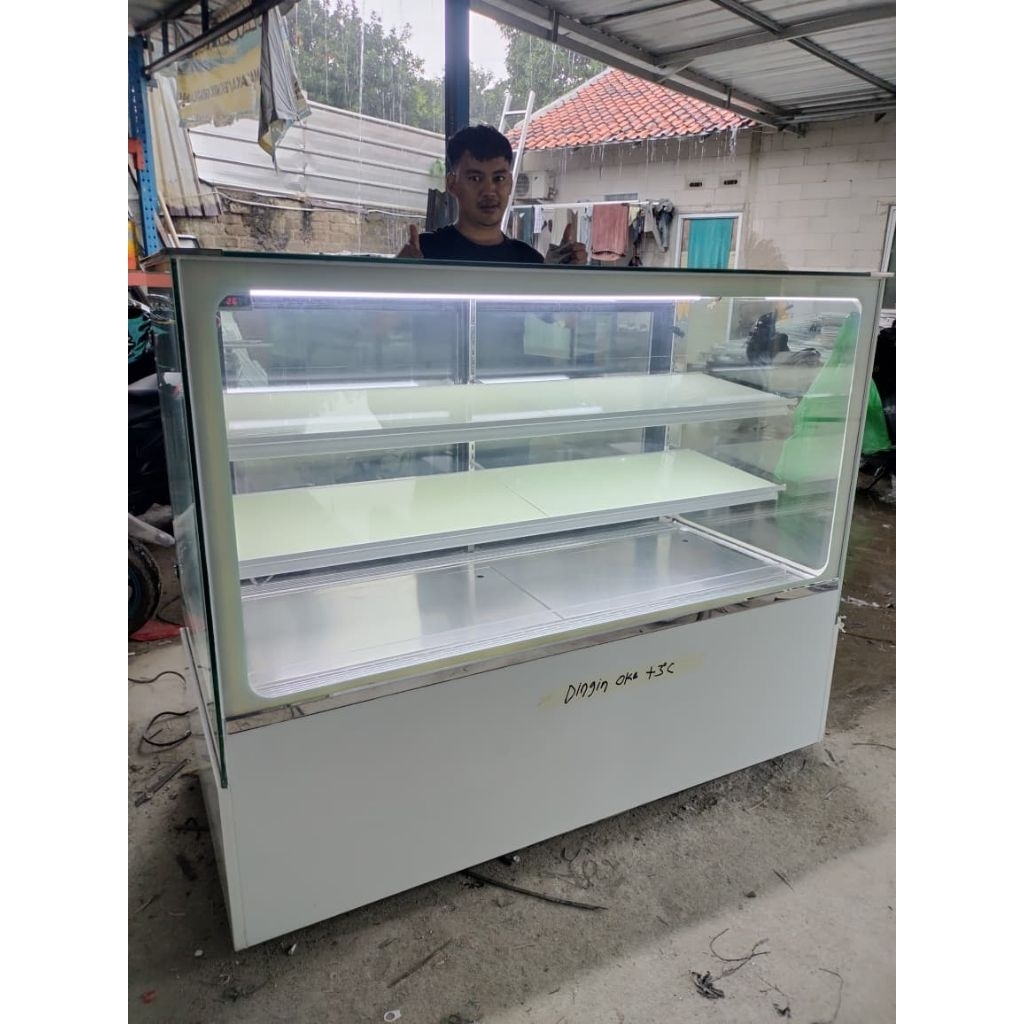 SHOWCASE CAKE PANJANG 150CM BEKAS