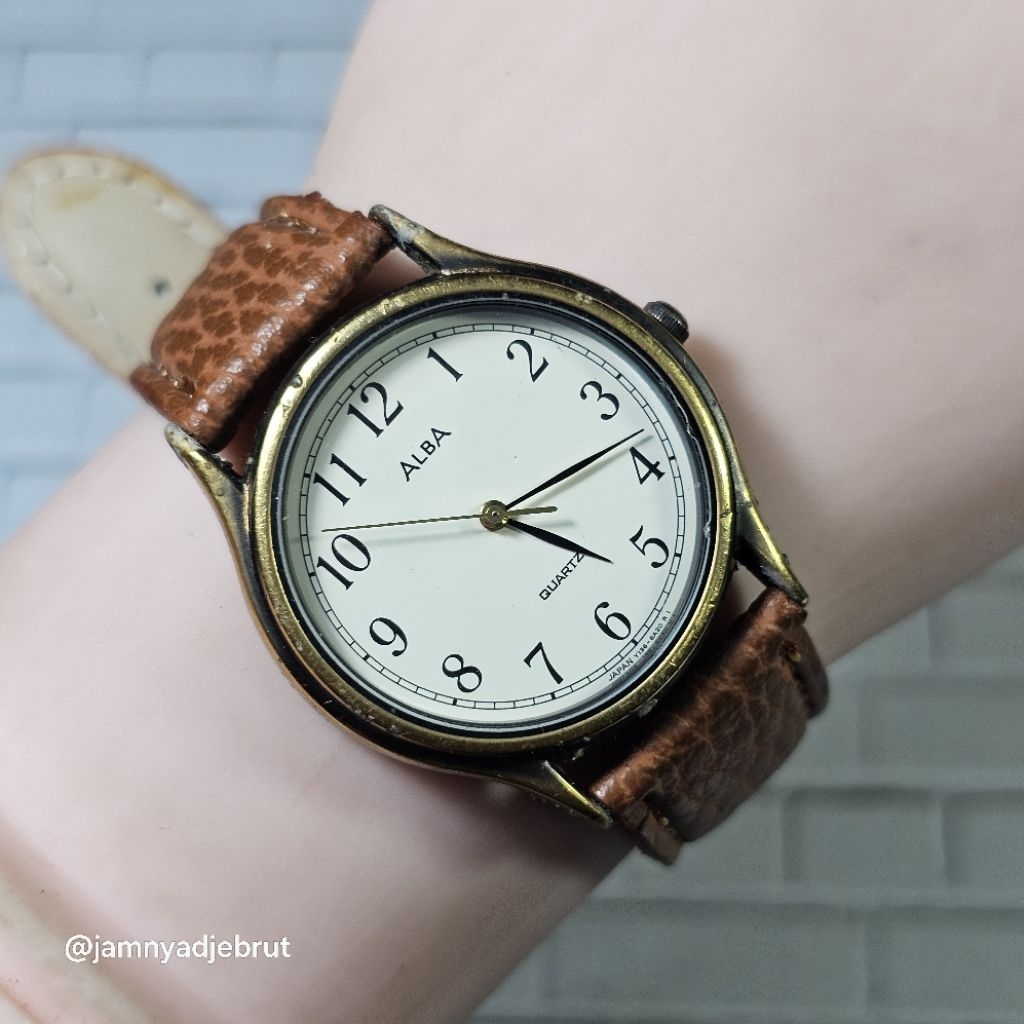 Jam Alba Y136-6A10 Rusty Gold White Vintage Bekas