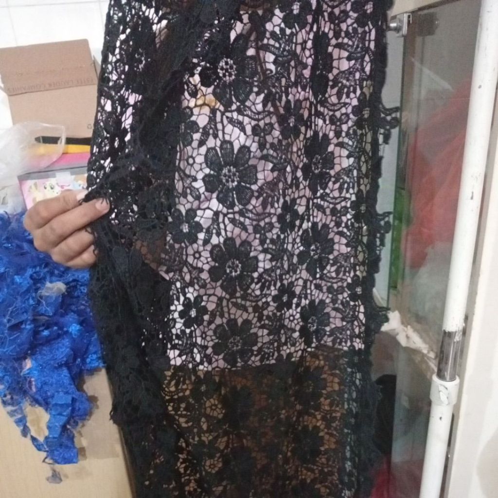 kain brokat motif bunga hitam