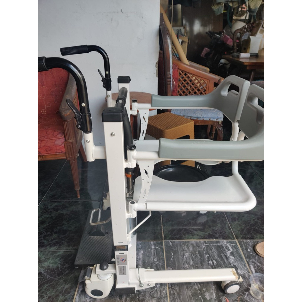 Preloved - ​ SELLACO - Kursi Roda Transfer Pasien BAB Commode Chair Transport Full Hidrolik - SR HIJ