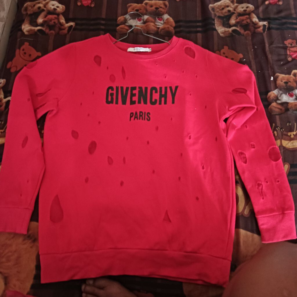 sweater Givenchy ukuran M fit L