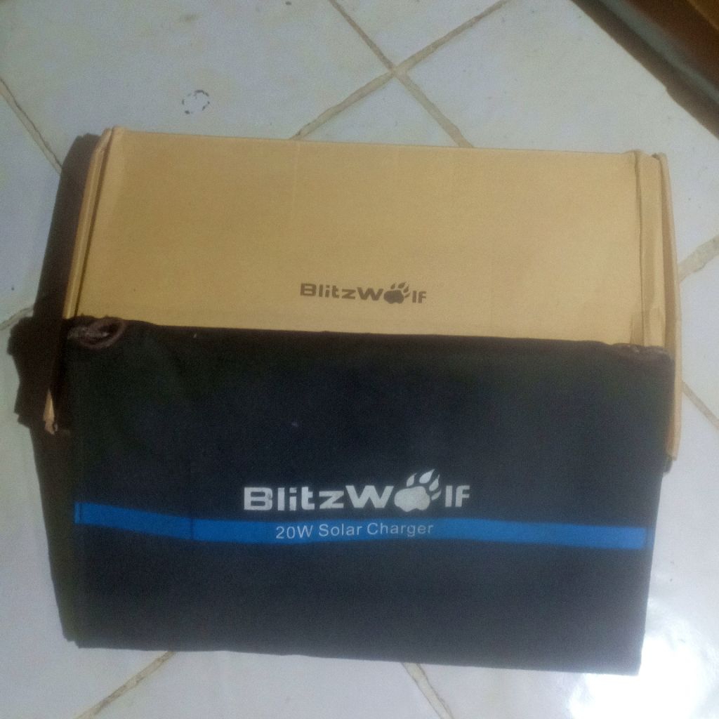 Blitzwolf 20W solar charger foldable