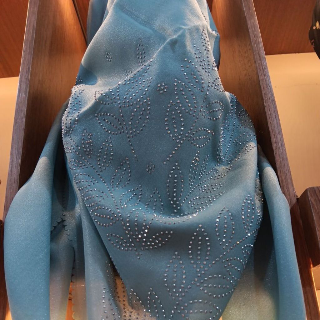 Jilbab Segi Empat Dubai Payet Motif Daun Mewah | Hijab Azara Glossy Elegan