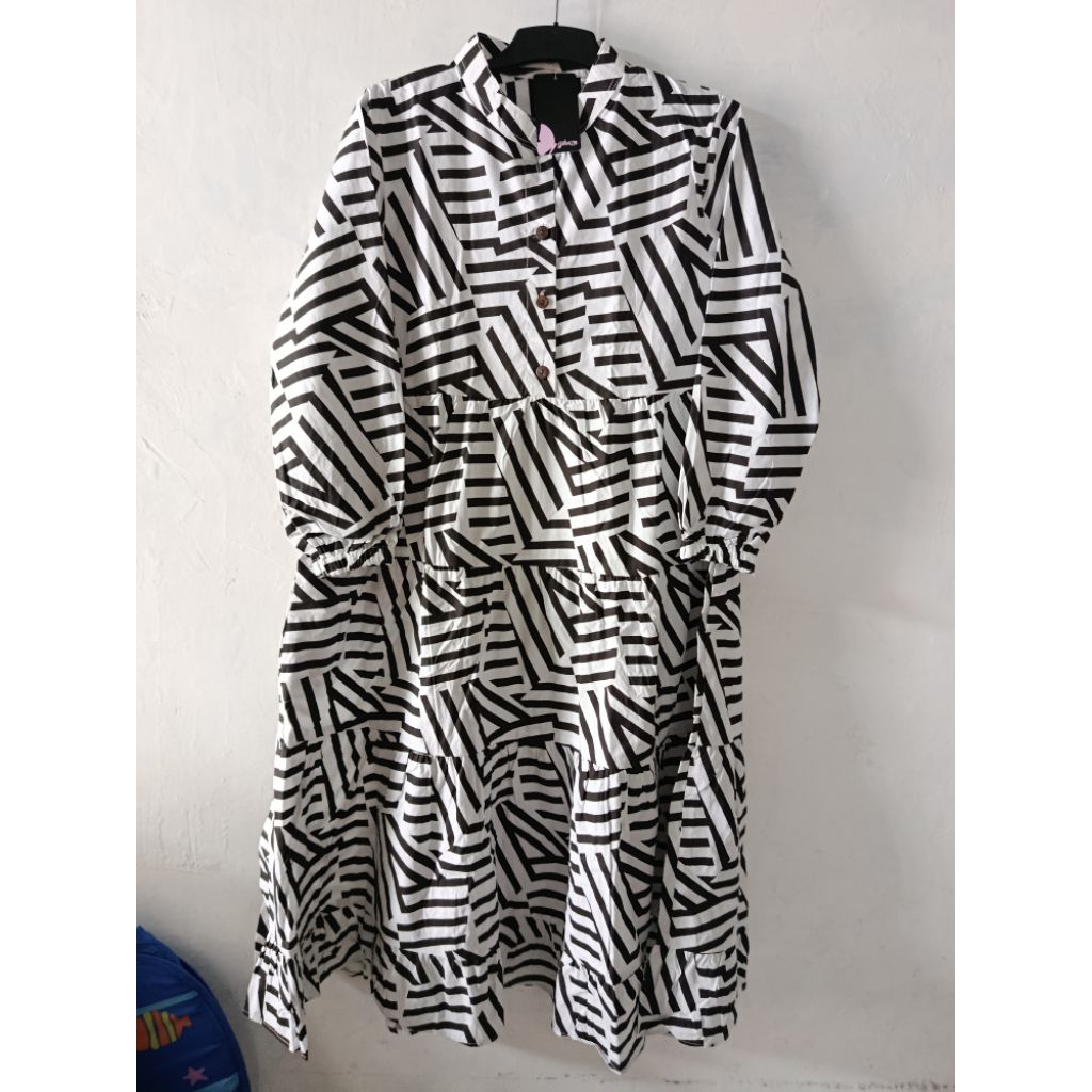 Gamis midi Gihaza warna hitam putih abstrak