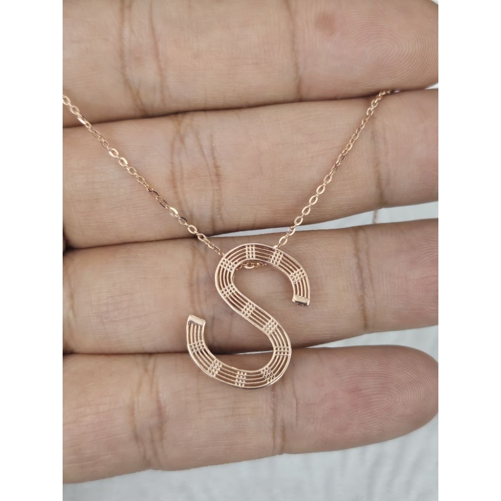 kalung emas carendelano alpha bold huruf S emas 70% 700 70 %