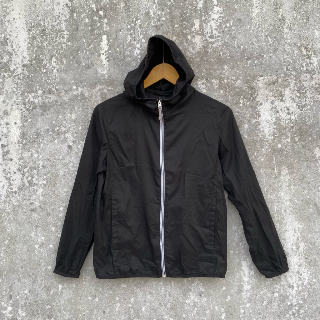 jeket parasut pocketable lightweight hitam anak remaja tanggung UNIQLO size 150 13T 14T