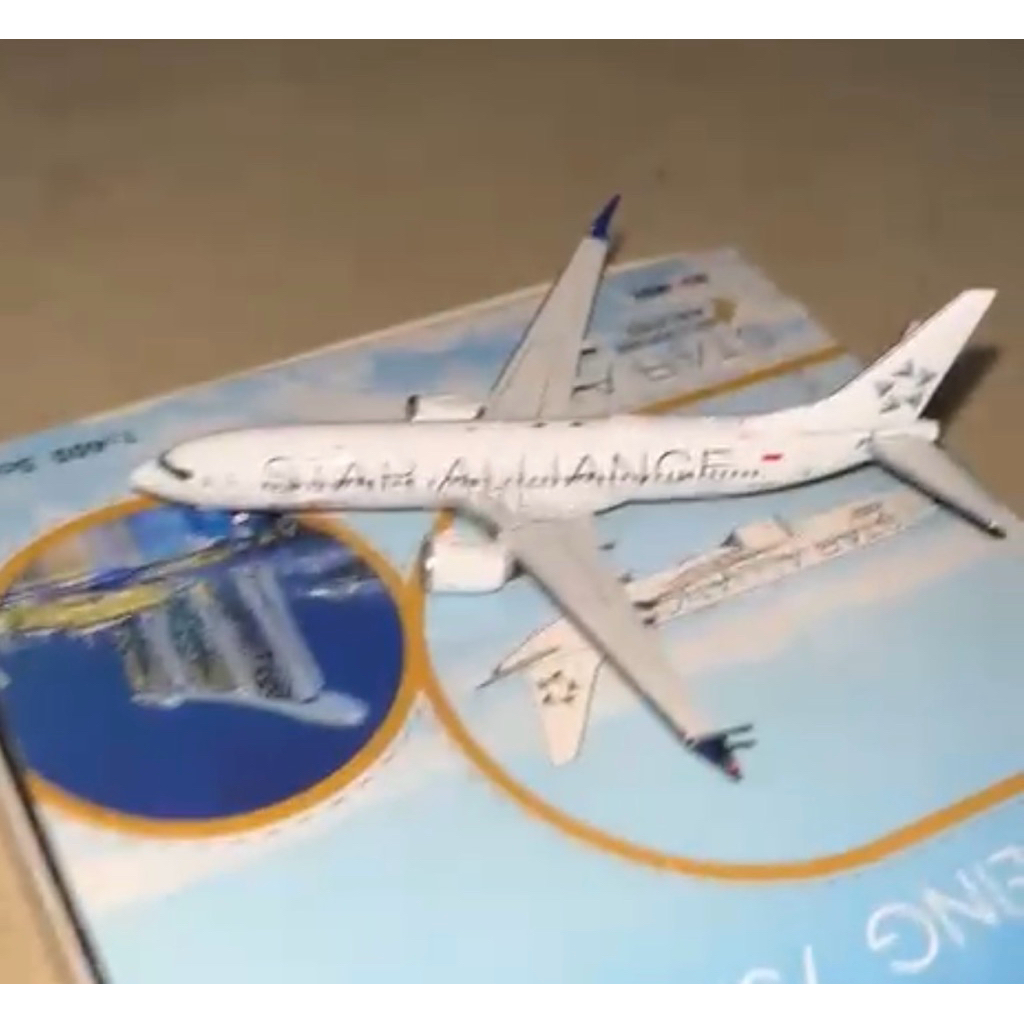 PHOENIX 1:400 DIECAST SINGAPORE AIRLINES 737 MAX