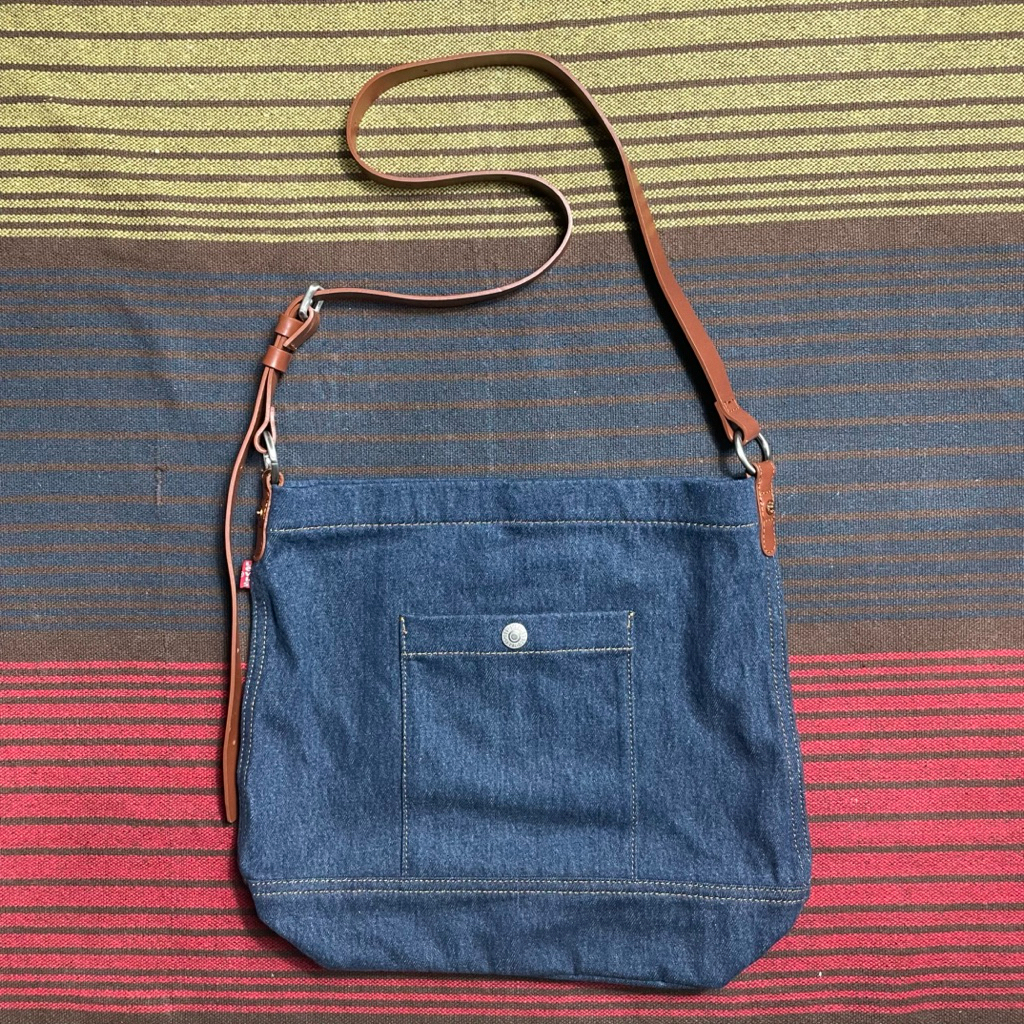Sling bag / Tas selempang L3V1S original bahan denim tali kulit warna biru indigo