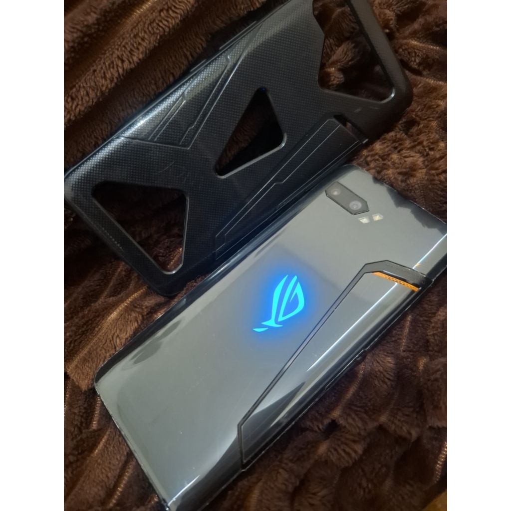 ASUS ROG 2 minus LCD bergaris