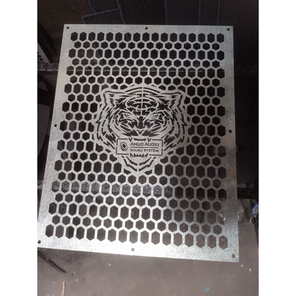Plat Besi Perforasi Ram Speaker 50x50 cm dengan Lubang Bulat dan Segi Enam