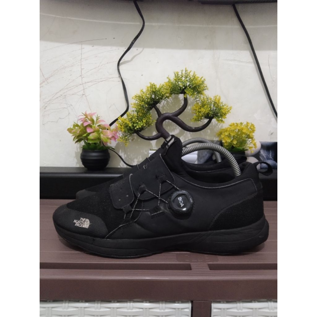 Size 40.5 • Sepatu TNF BOA SlipOn Full Black