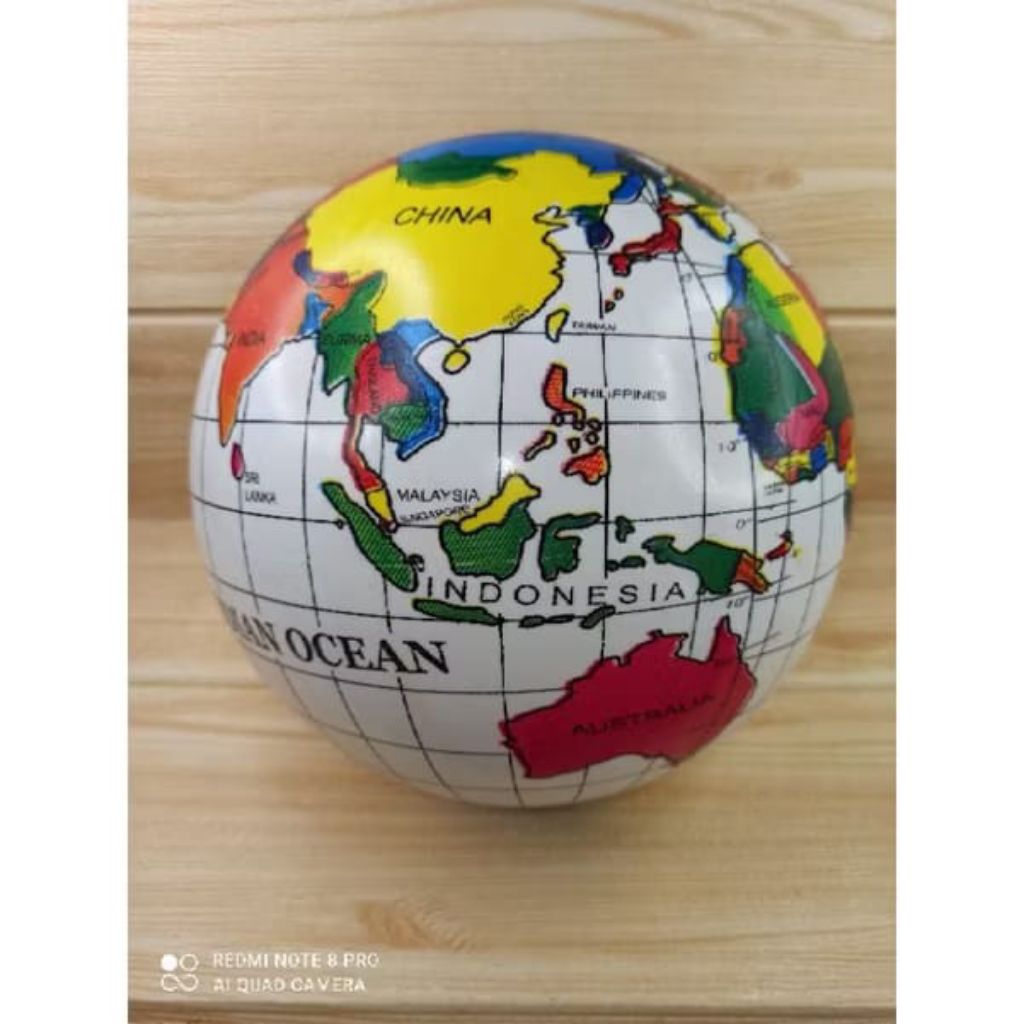 mainan bola pantai motif bola dunia