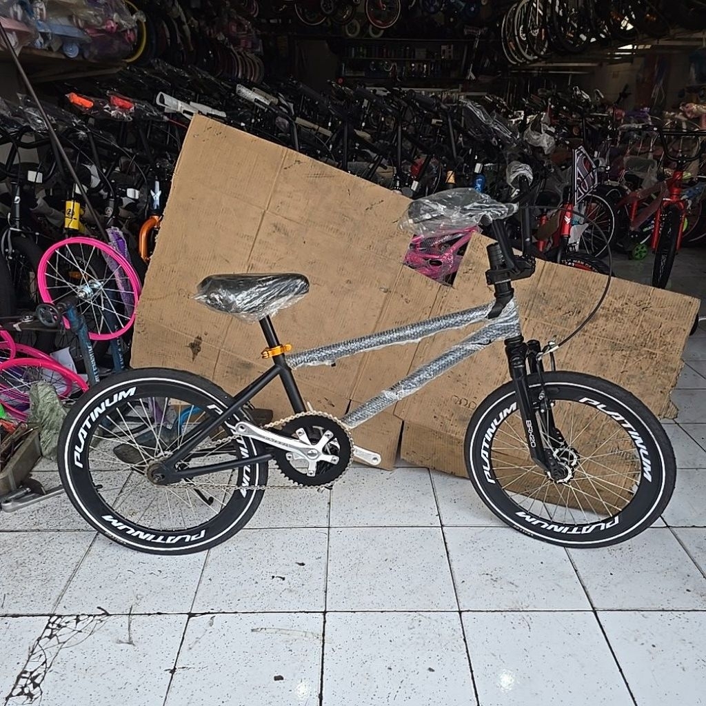 Sepeda bmx 20 inch modifikasi frame united + wheelset platinum 4 cm + gear jangkrik + ban lis nyala
