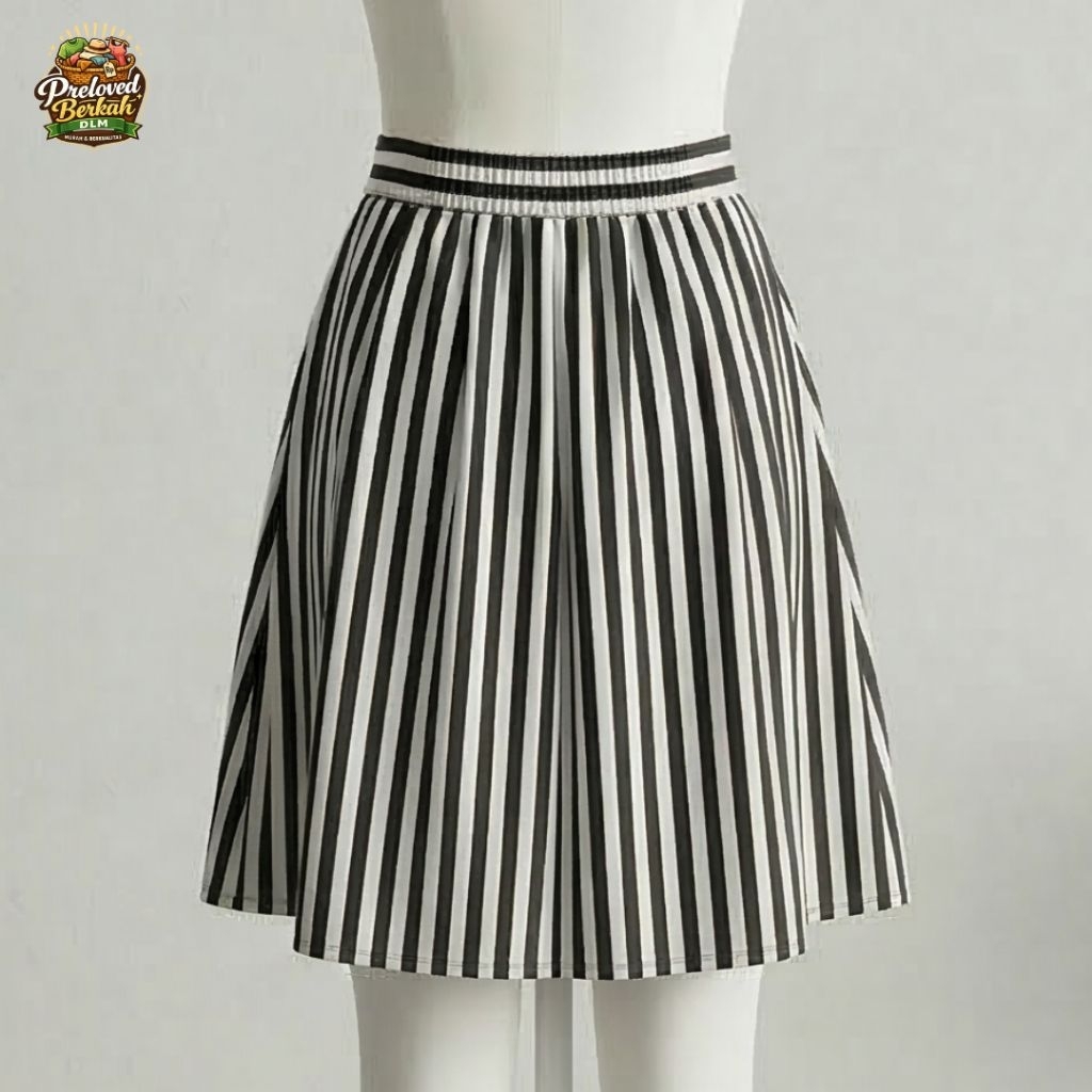 Rok Pendek Payung Wanita Motif Garis Salur Hitam Putih