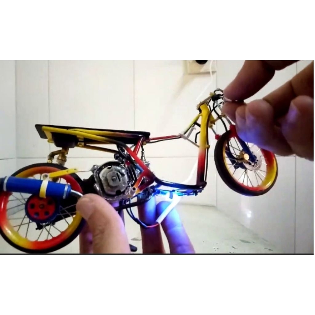 diecast mainan miniatur motor drag Honda Vario 160 special edition dengan mesin dinamo