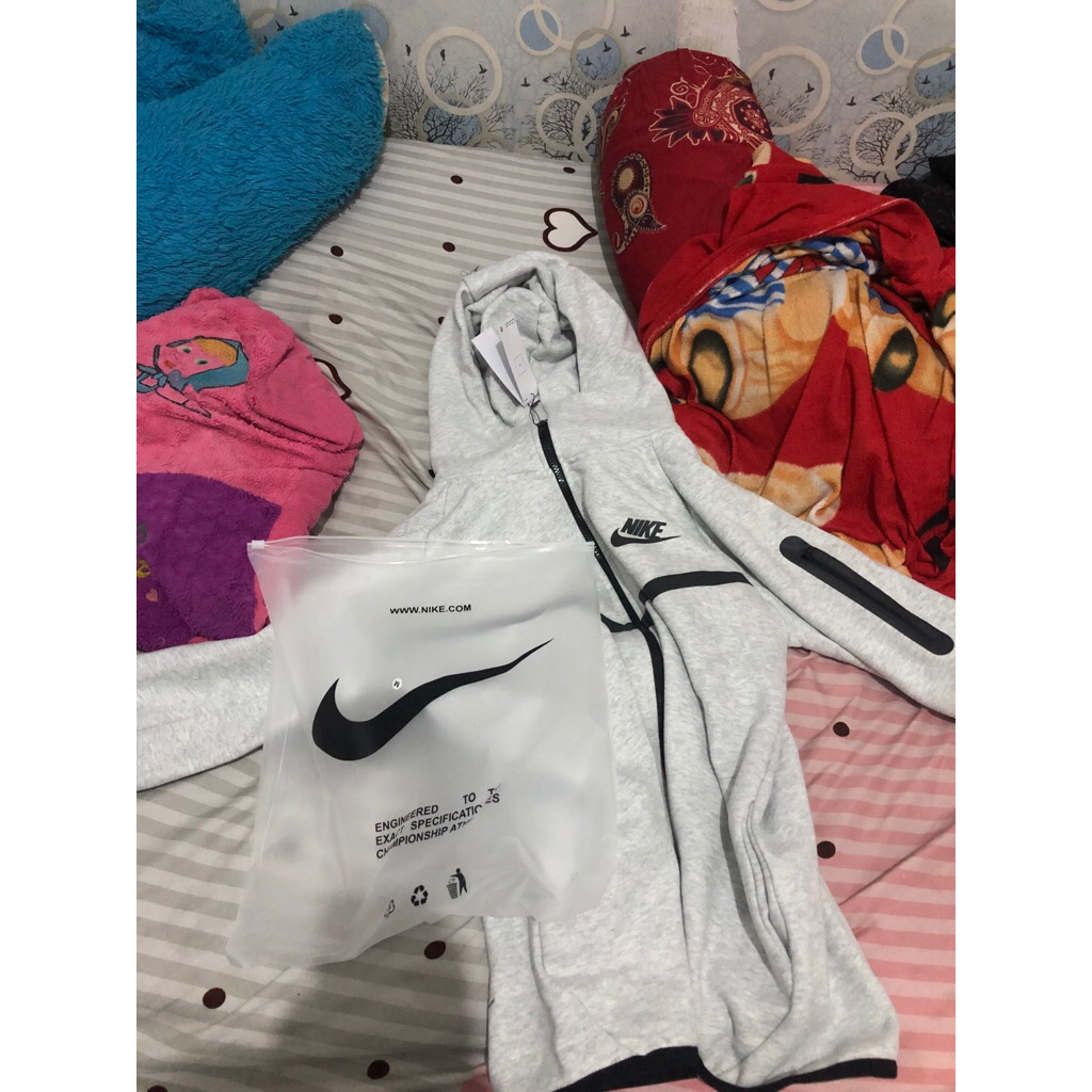 NIKE TECH