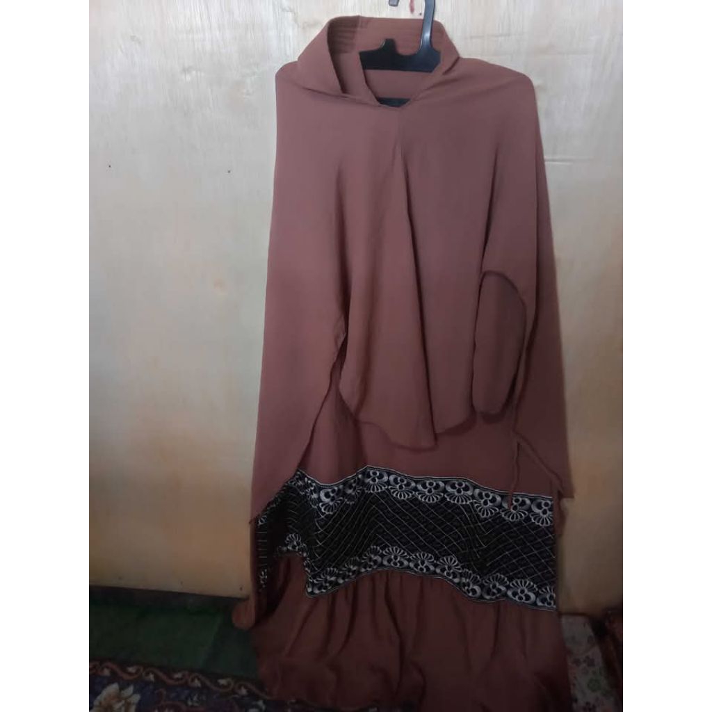 Gamis syar'i merah  plus Hijab.