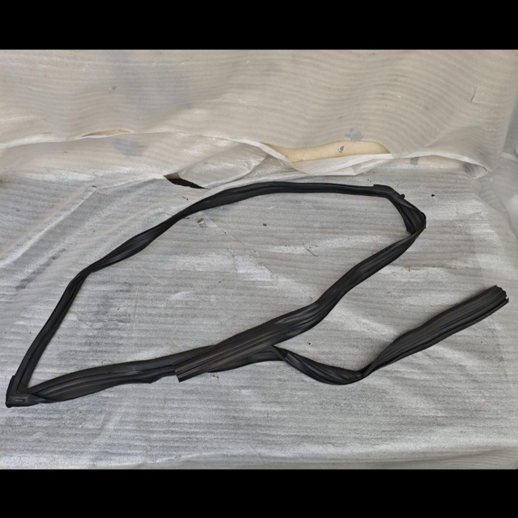 Karet run channel kaca jendela depan kanan honda civic ferio 96 - 2000 original nos