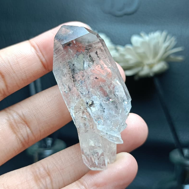 Batu Natural Sichuan Clear Quartz With Black inclusion (2)