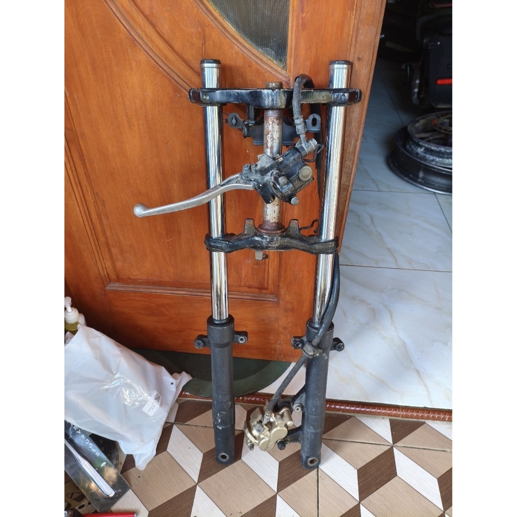 shockbreaker shock breaker depan kanan kiri segitiga atas bawah kaliper set master rem depan kunci k