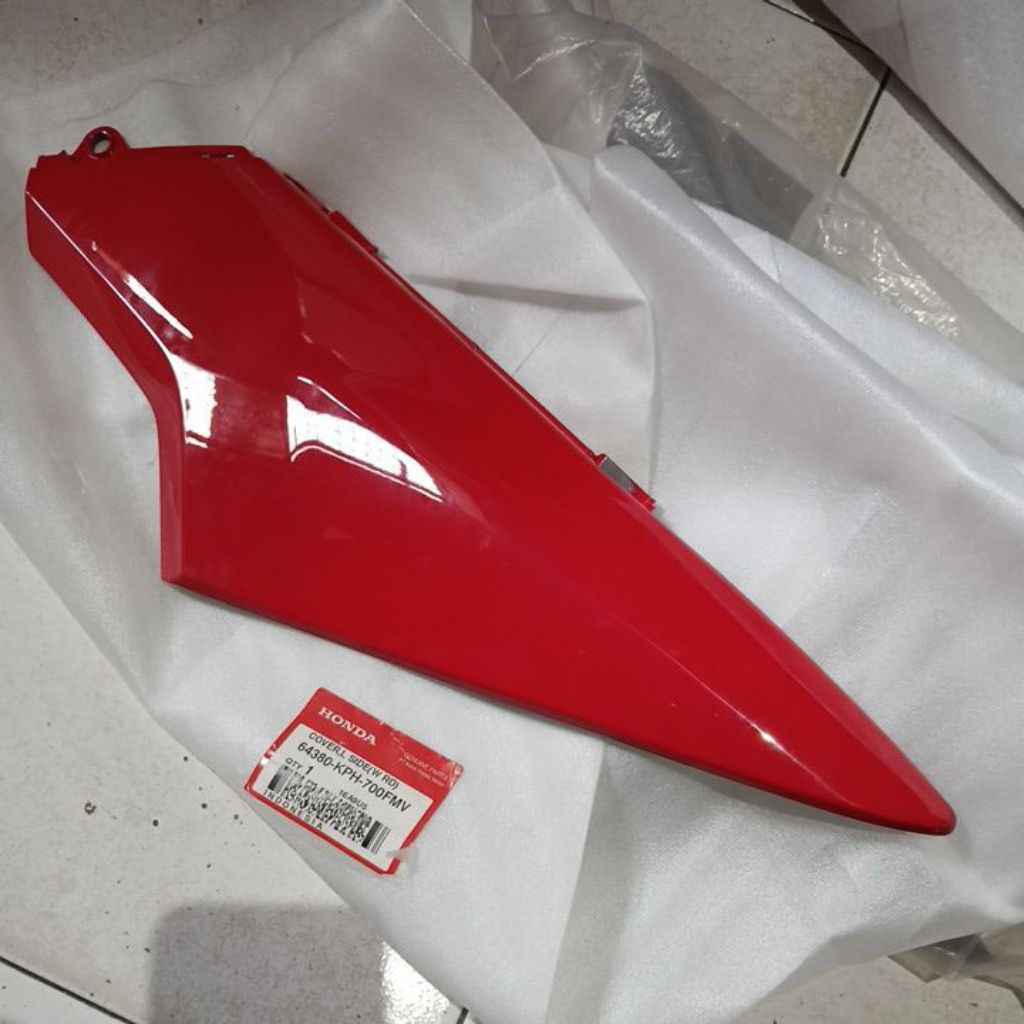 64380 KPH 700FMV COVER SAMBUNGAN BODY SAMPING KIRI SUPRA X125 LAMA BATMAN MERAH ORIGINAL AHM