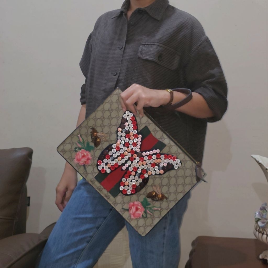 Tas Gucci GG Supreme Web Butterfly Clutch Preloved/Second