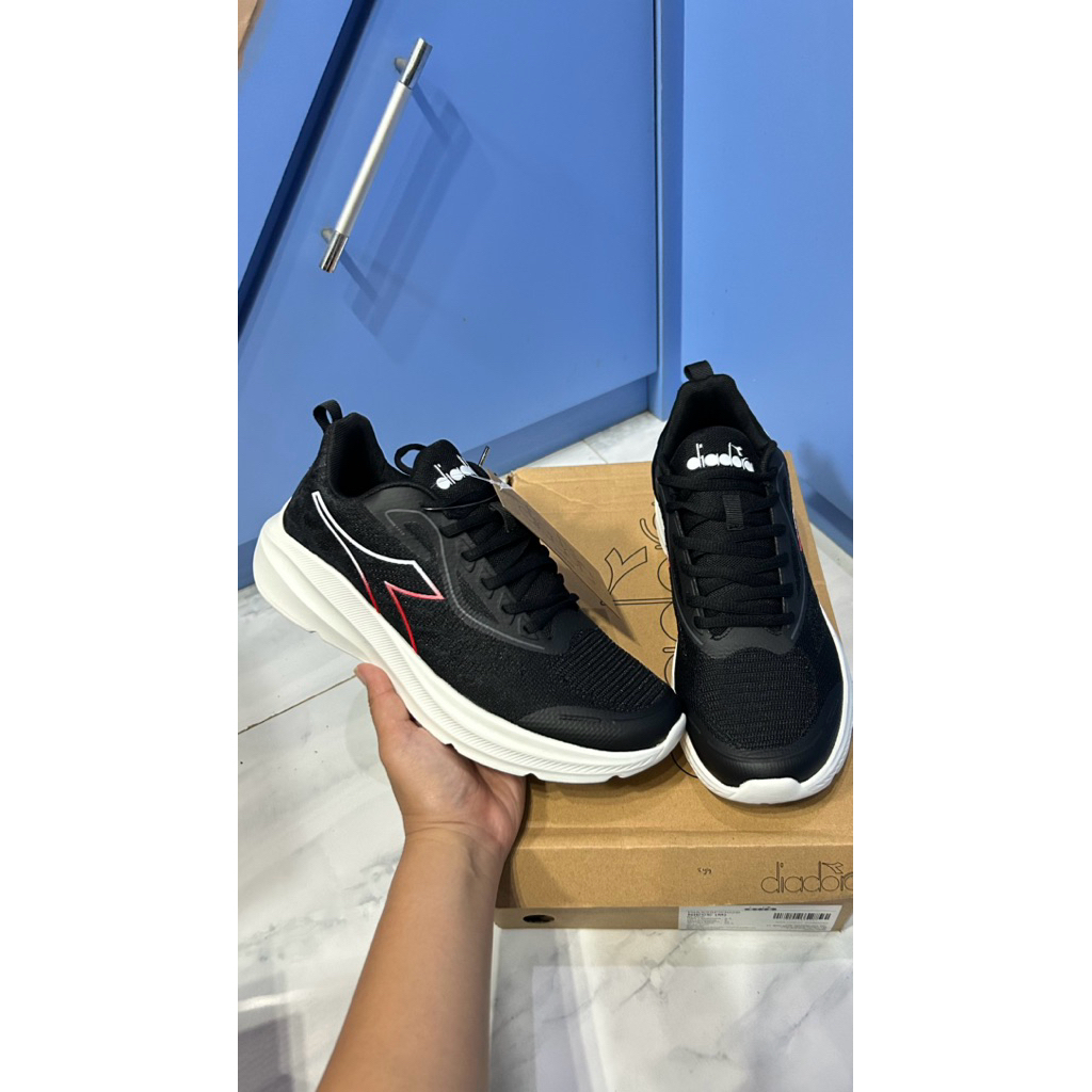 Sepatu Diadora Men hitam dengan list merah dan putih ukuran 42 ins 26,5cm sale 70% (NIECE)