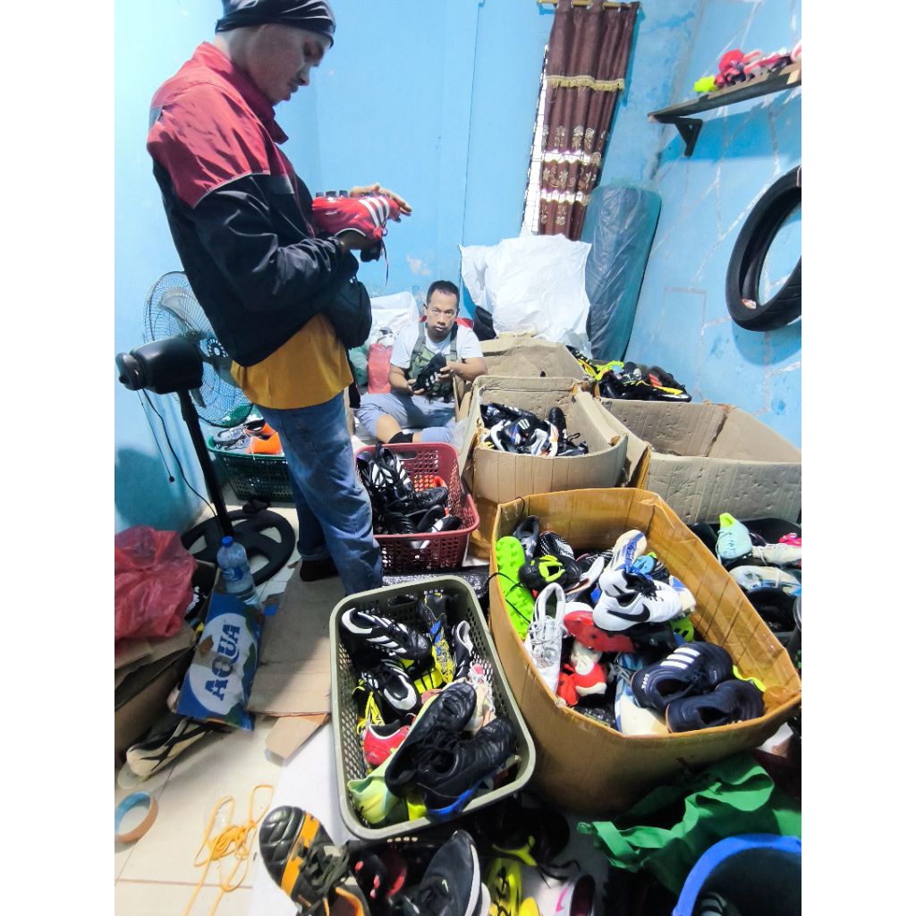sepatu bola bekas