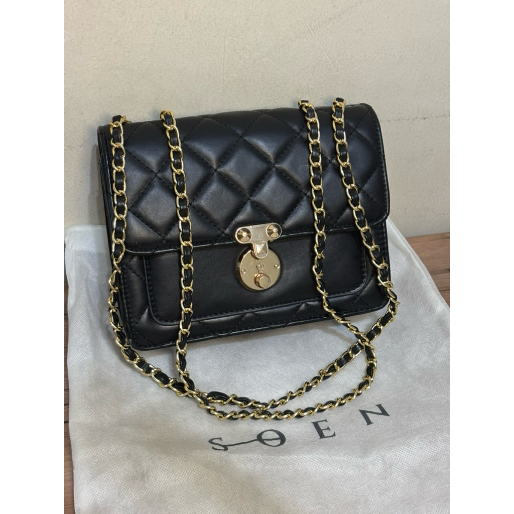 Preloved Shoulder Bag SlingBag Woman Black Gold Chain