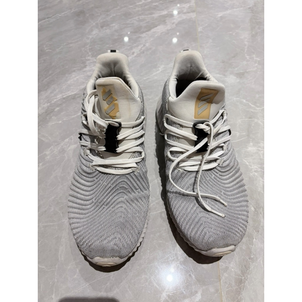 Sepatu Adidas US 11 Original 100% - Second