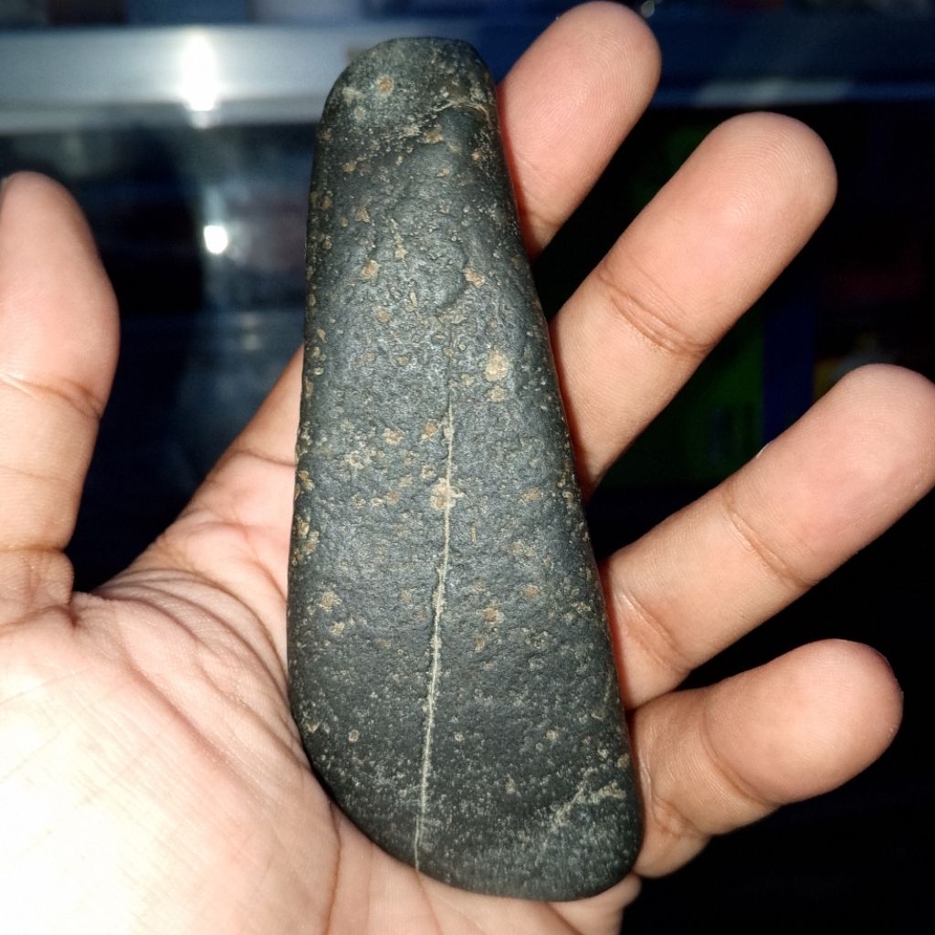 Artefak batu petir batu purba batu kapak purba