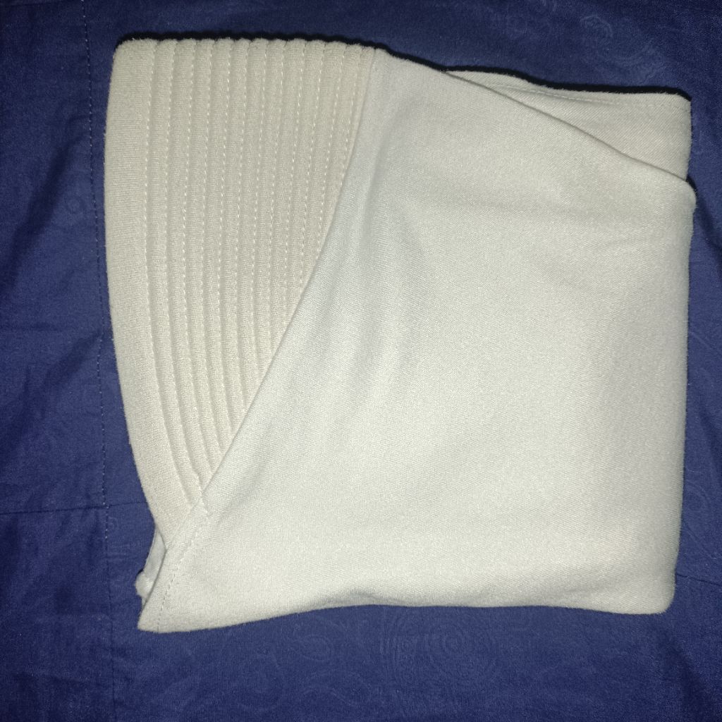 Bergo warna putih tulang