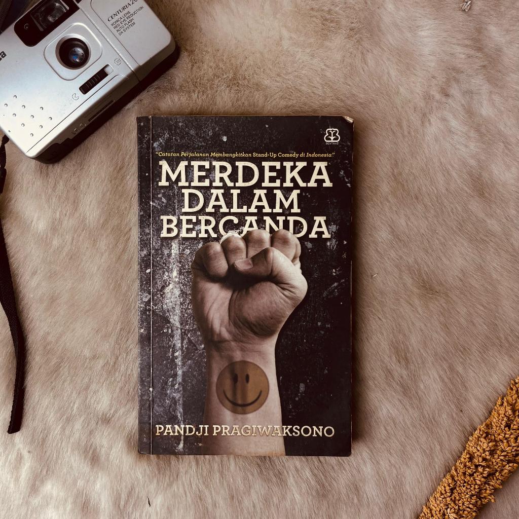 Buku Merdeka Dalam Bercanda Pandji Pragiwaksono