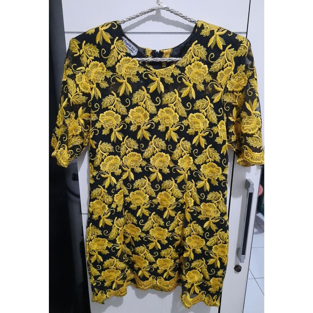 Preloved - Atasan baju hitam mix kuning brokat wanita
