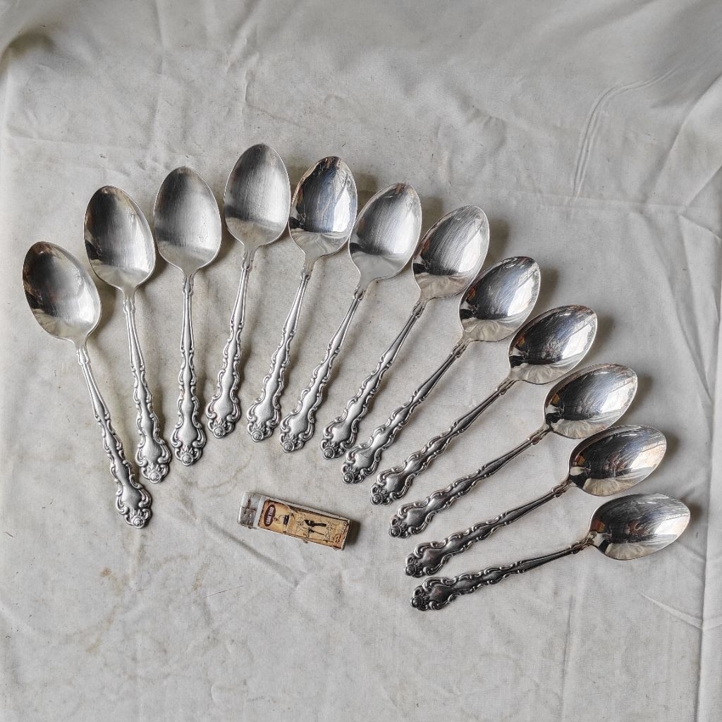 Pajangan Vintage NOS 12 sendok Besar Alpaca Oneida Community