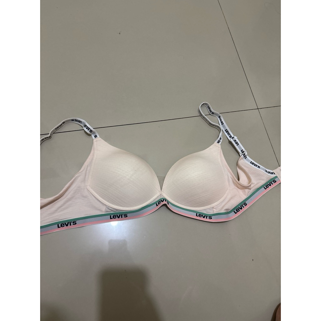 BH/BRA Branded Levi's 85/C Last Stock